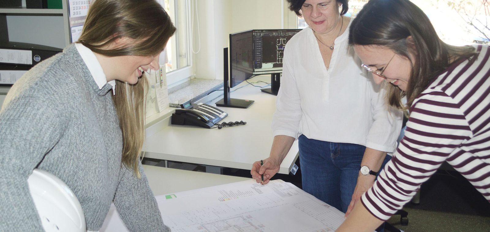 Wie können wir Sie unterstützen? - Tel: 04282 / 9305-0
E-Mail: info@architektklindworth.de