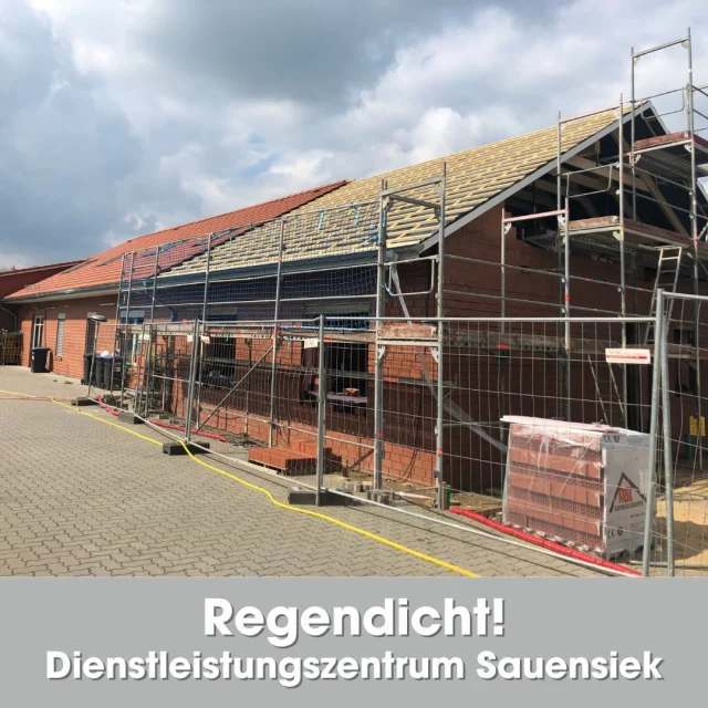 Bei der Erweiterung des Dienstleistungszentrums in Sauensiek ist ein weiterer Meilenstein geschafft! 
Das Dach des Anbaus ist nun regendicht und der Innenausbau kann bald erfolgen.

#regendicht #Sauensiek # Kommunalbau